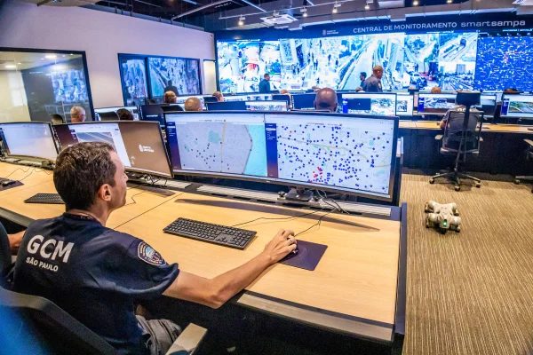 Operador da GCM validando um alerta